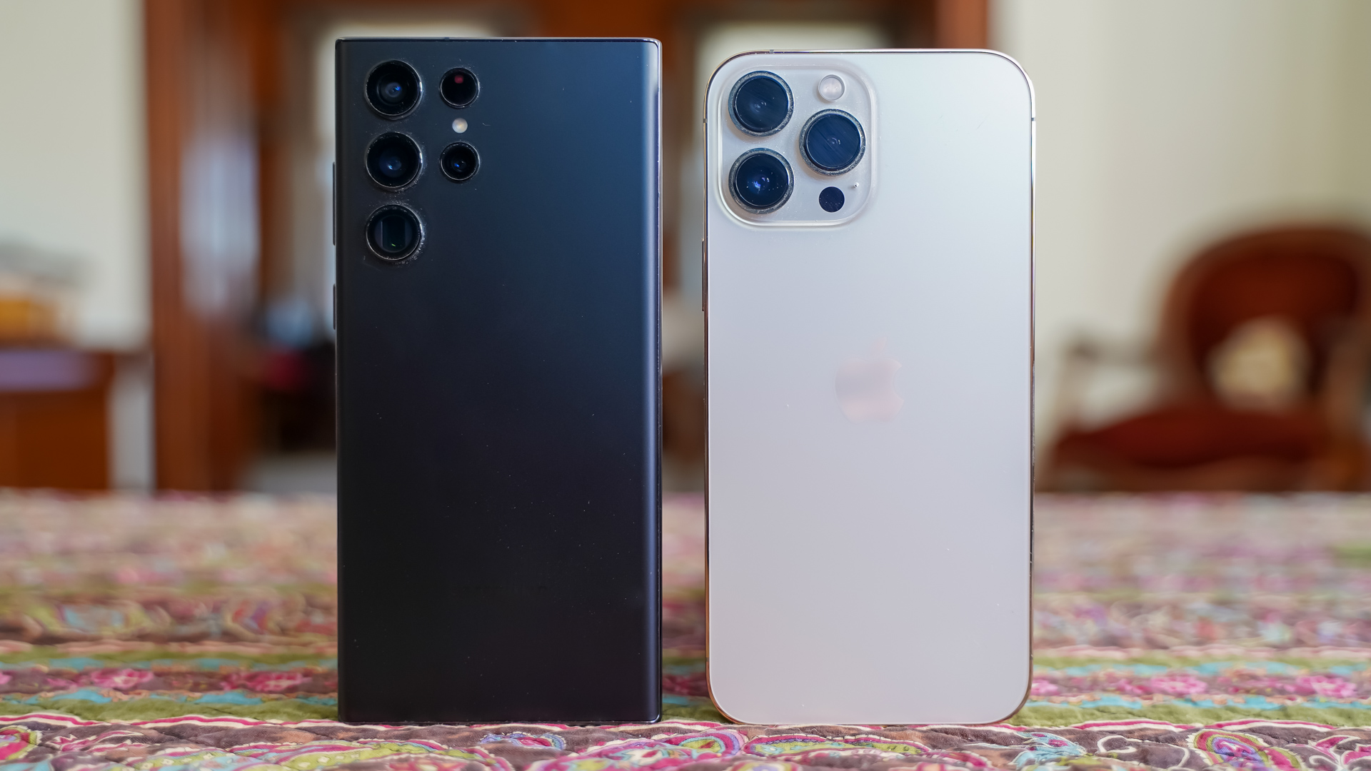 三星Galaxy S22 Ultra vs Apple iPhone 13 Pro Max后方
