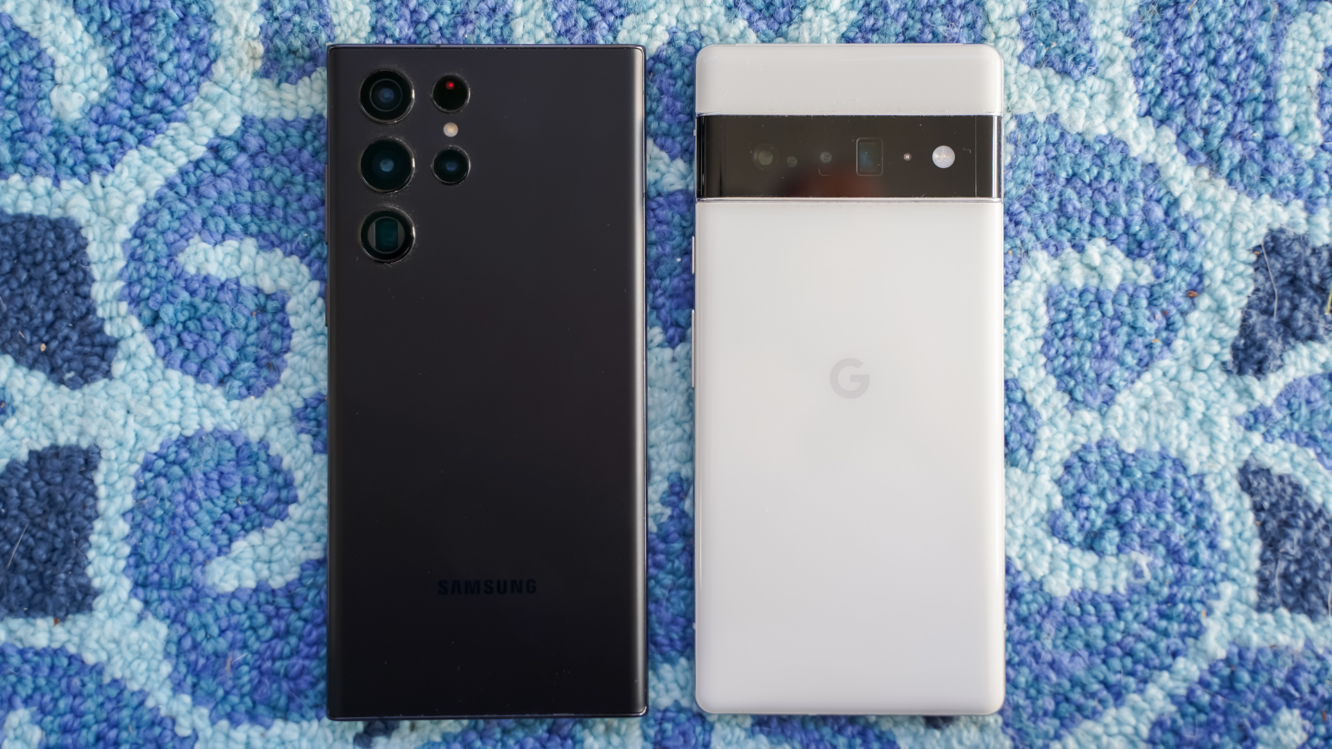 三星Galaxy S22 Ultra vs Google Pixel 6 Pro后方在地毯上
