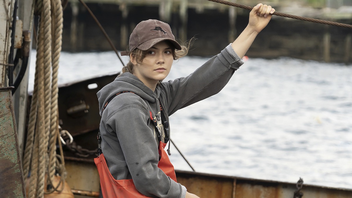 艾米莉亚·琼斯（Emilia Jones）在尾巴上的渔船上 - 英语翻拍