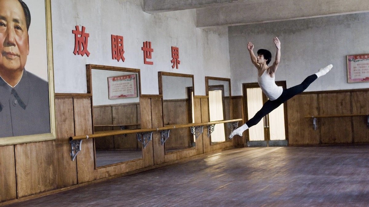 一位孤独的舞者Leeps在毛泽东的毛泽东肖像面前，毛泽东舞者 - 最好的电影，例如鳕鱼