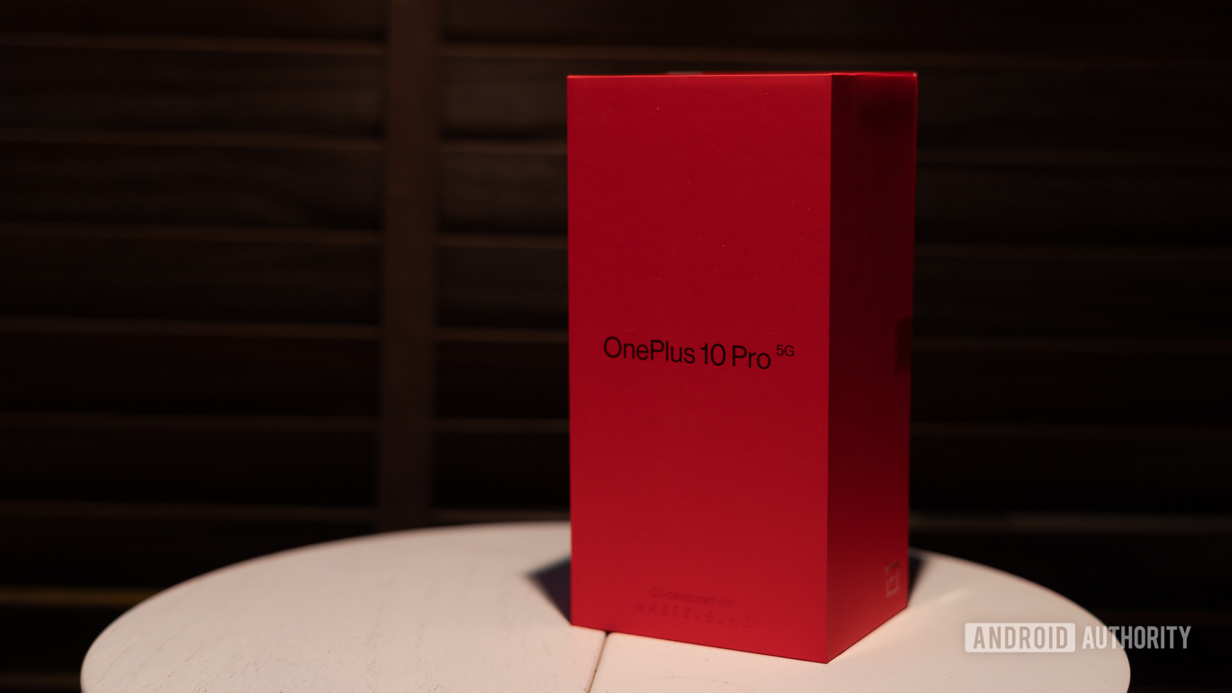 桌子上的OnePlus 10 Pro盒
