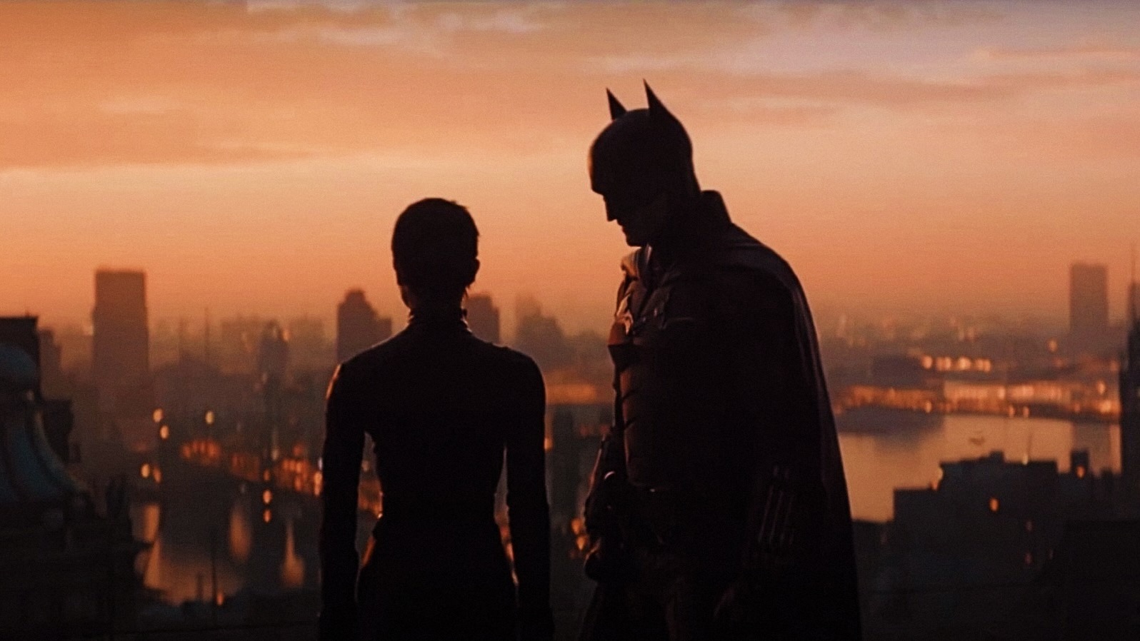 佐伊·克拉维兹（Zoe Kravitz）和罗伯特·帕丁森（Robert Pattinson）在剪影中饰演蝙蝠侠和猫女的猫女 - 蝙蝠侠在HBO Max上播放什么时候
