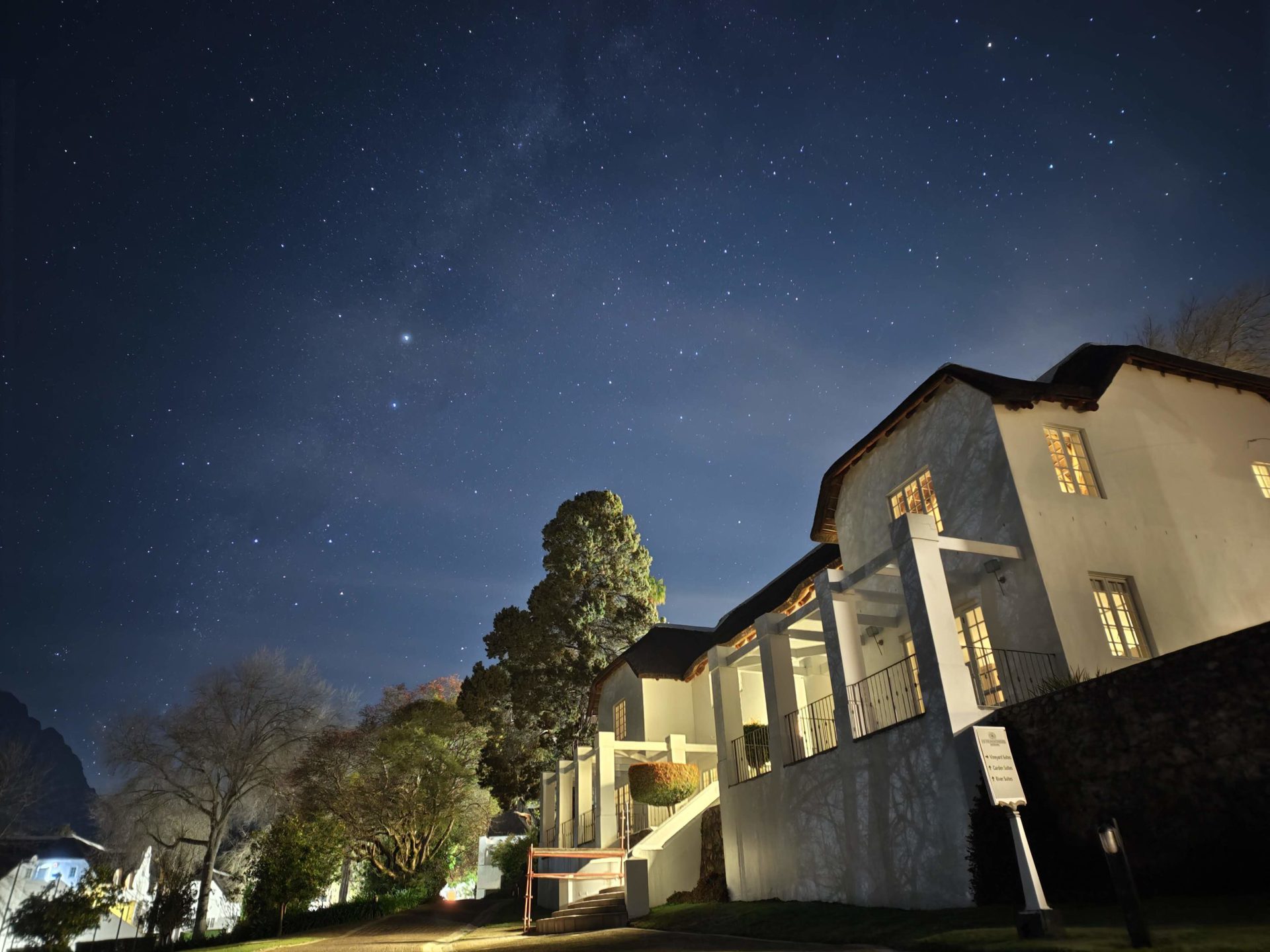 Vivo X60 Pro Plus天体摄影模式显示了一栋房屋和树木在夜空上。