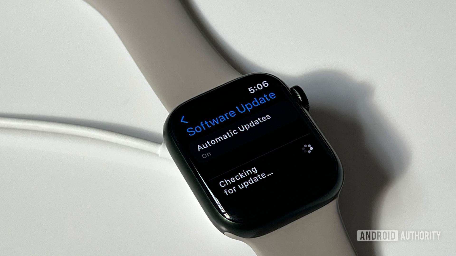 Apple Watch Series 7检查在其充电器上休息时可用的软件更新。
