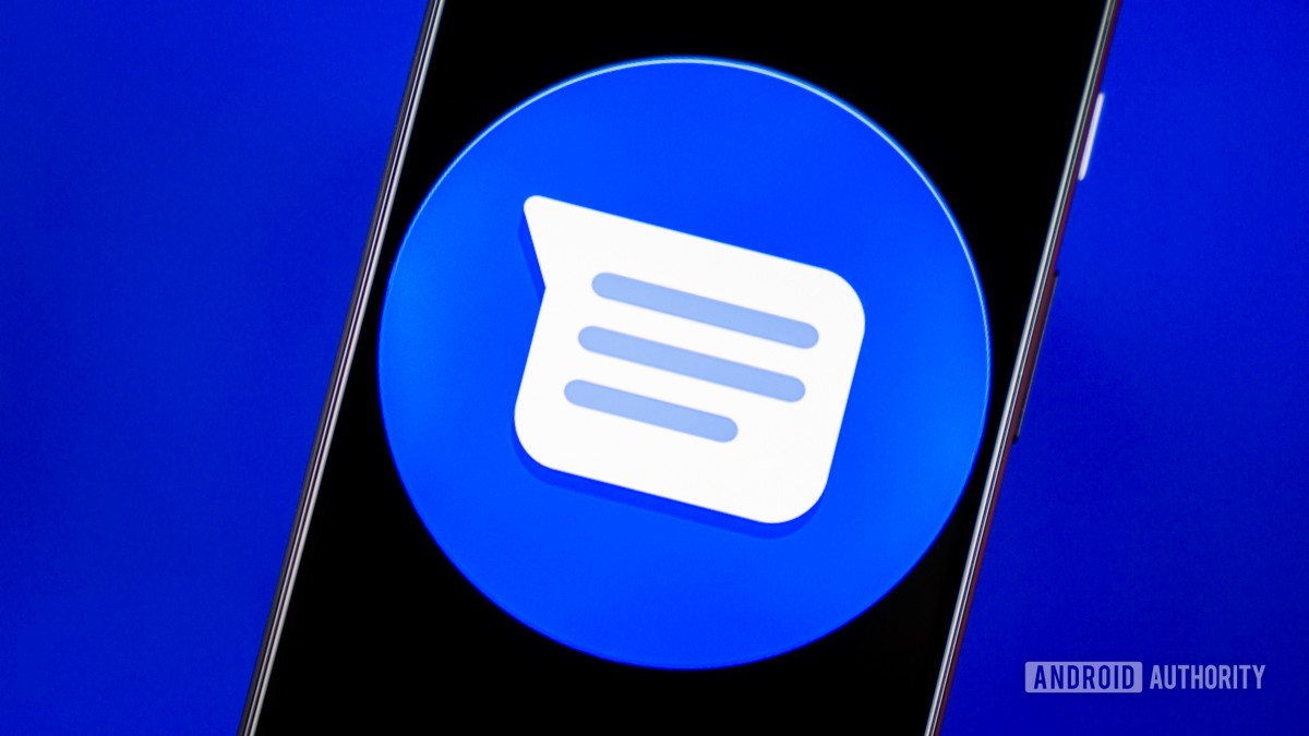 Google Messages SMS徽标在电话屏幕上。