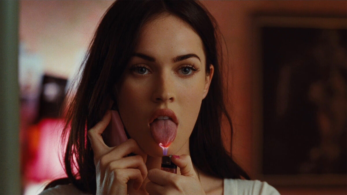 梅根·福克斯（Megan Fox）在珍妮弗（Jennifers）的身体中握着她的舌头 - 最被低估的电影