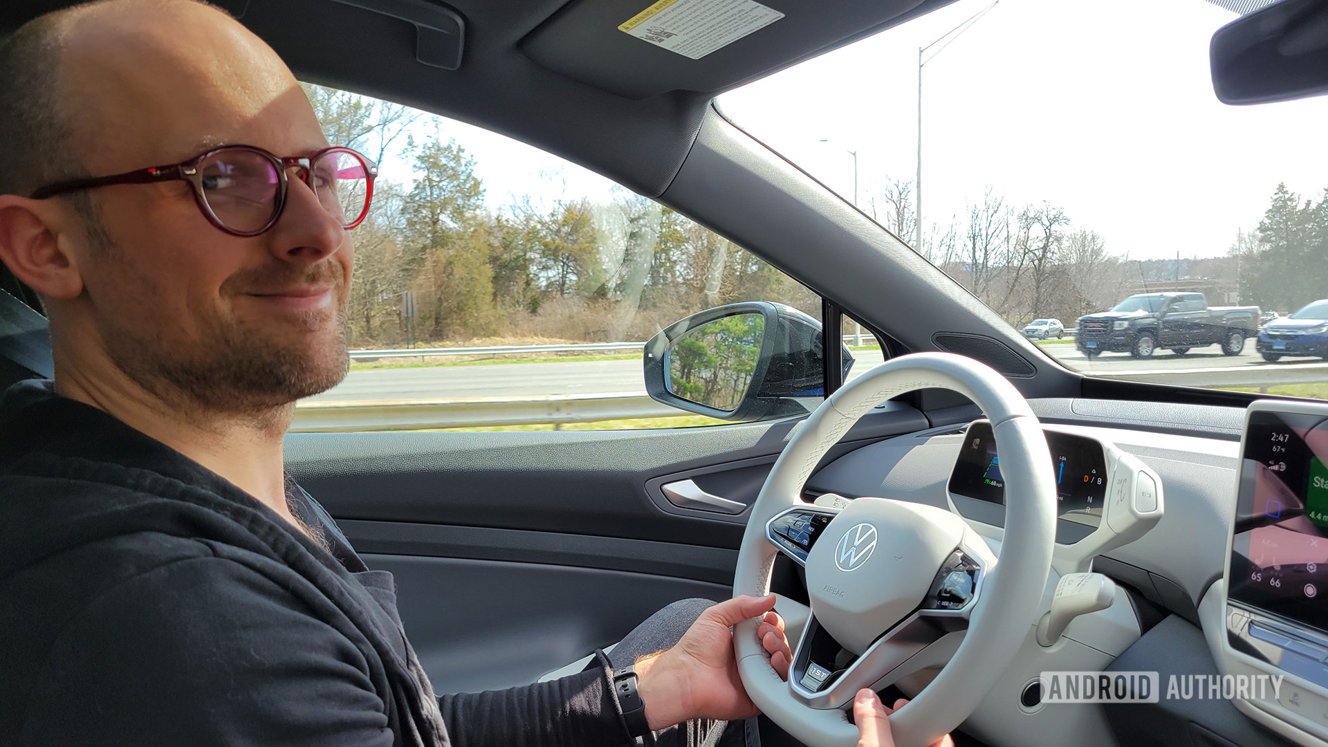 男子在汽车的轮子上戴眼镜 - 公路旅行技术2022