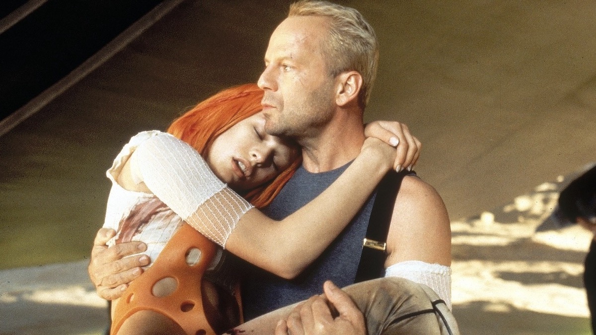 布鲁斯·威利斯（Bruce Willis）携带米拉·乔沃维奇（Milla Jovovich）在第五元素中 - 最好的布鲁斯·威利斯电影