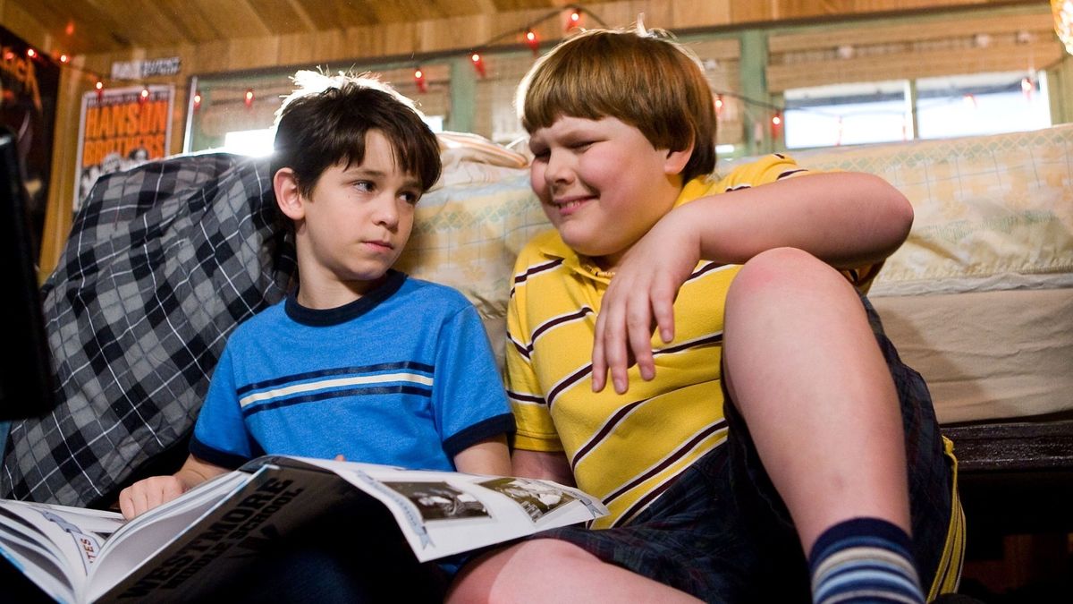 两个孩子在一个w弱的孩子的日记上读杂志 - 最佳迪斯尼和儿童电影