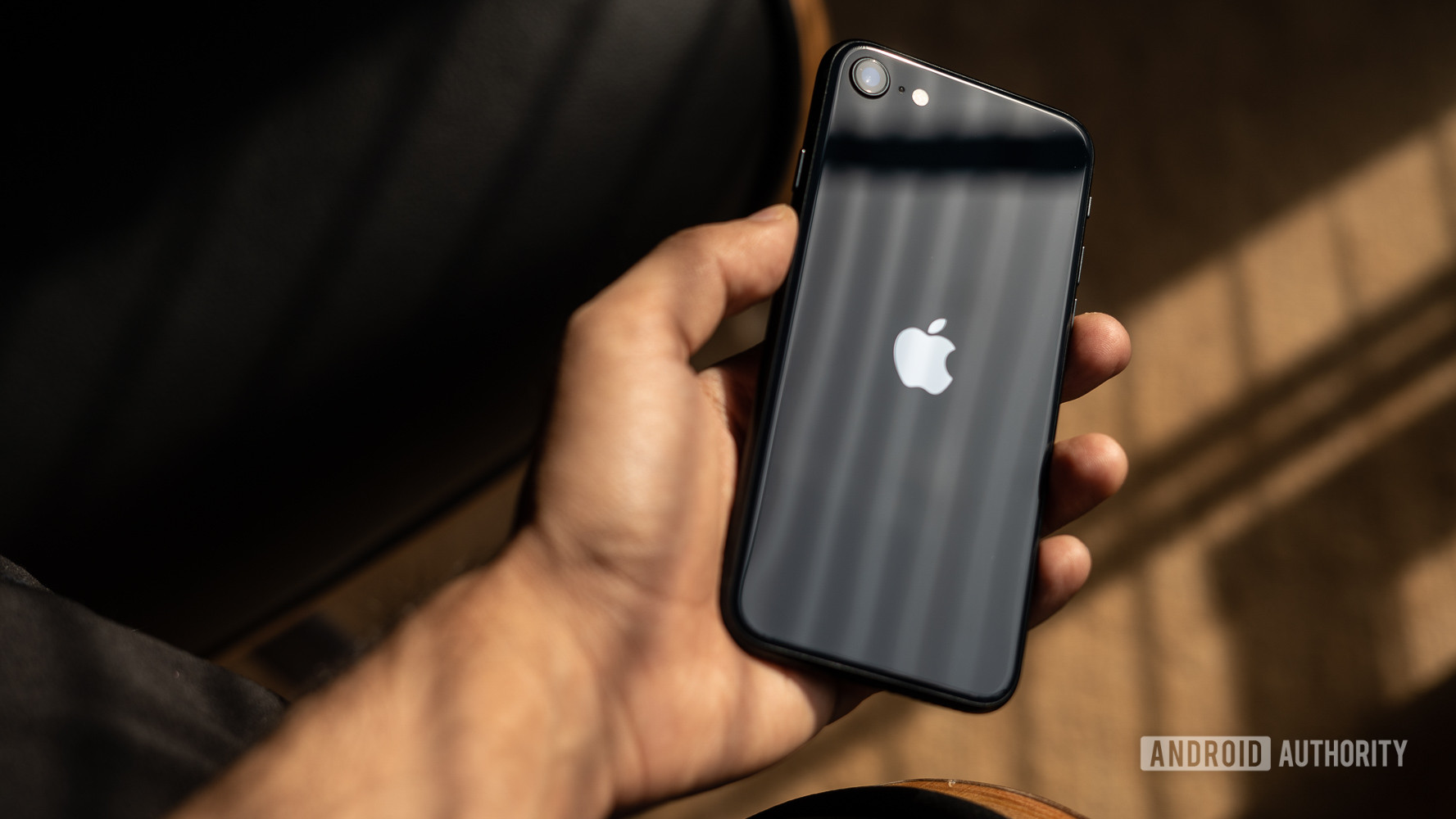 iPhone SE 2022评论第二意见显示了手机的退回手机