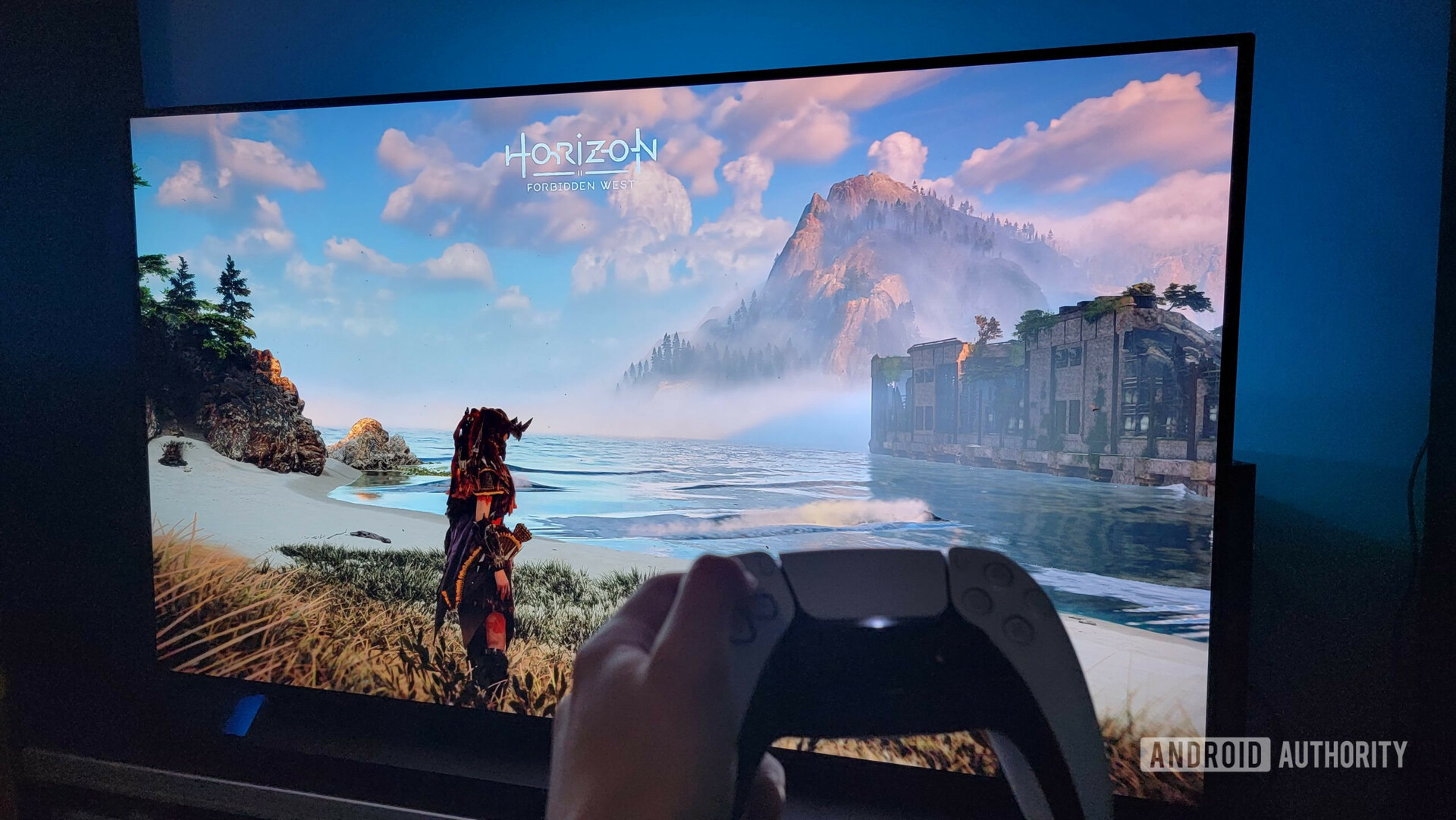 LG OLED C1电视在PS5上显示Horizo​​n Forbidden West，PS5控制器在屏幕前面。