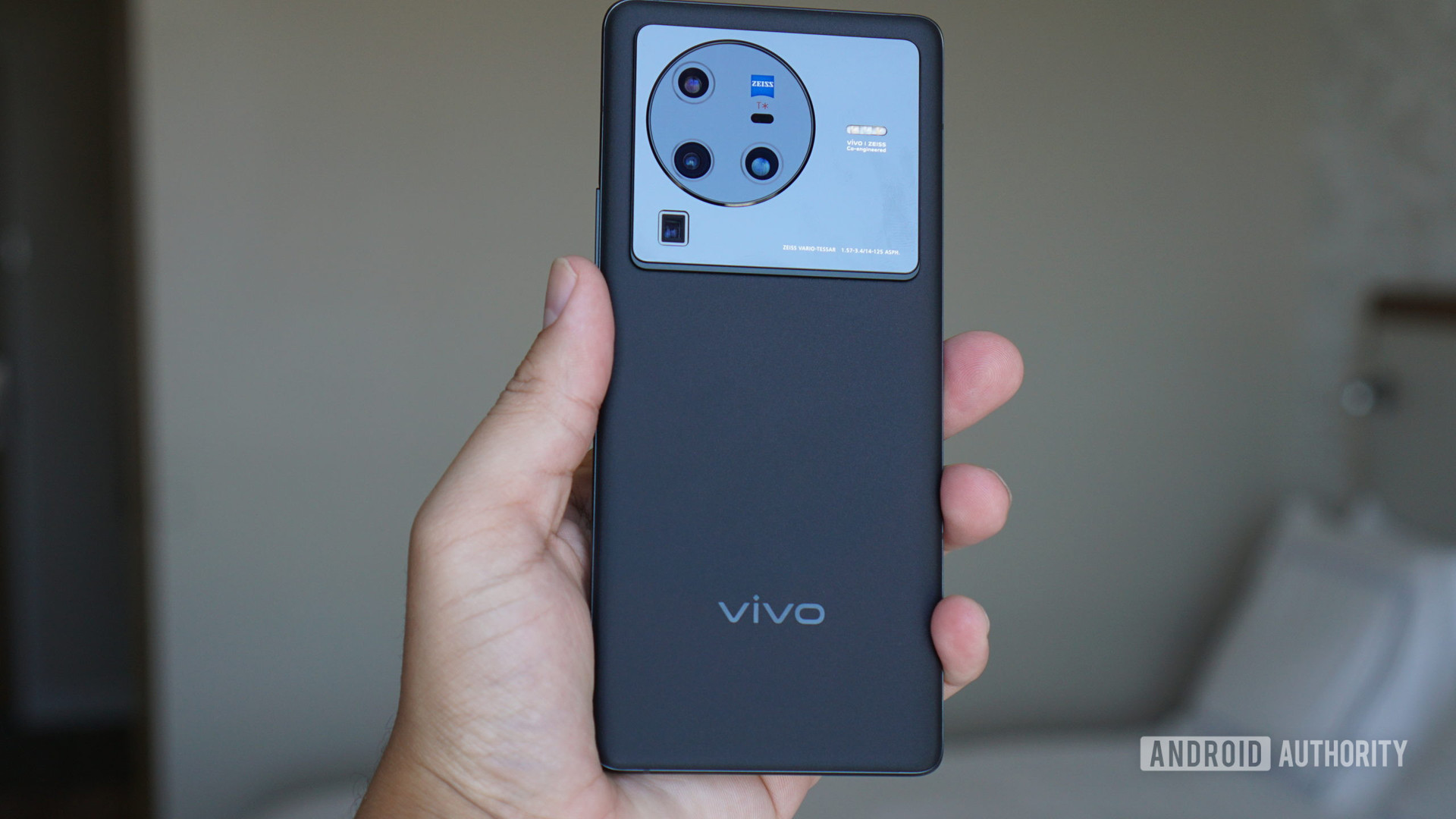 Vivo X80 Pro Back of Phone卧室