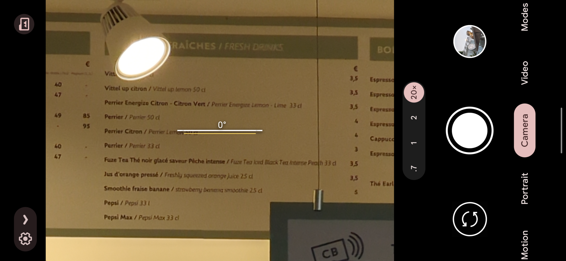 Google Pixel 6 Pro摄像头的屏幕截图，显示食品商店的菜单和价格