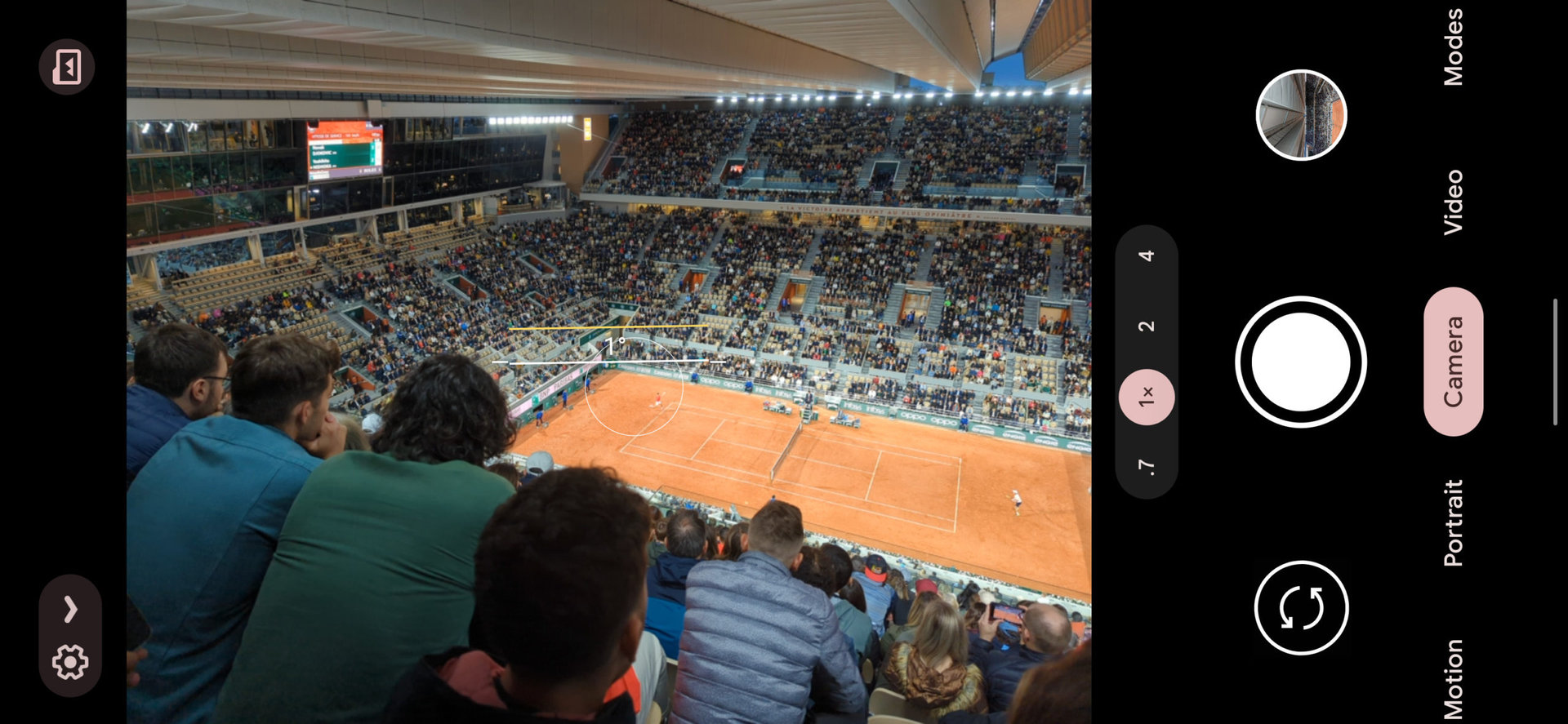 Google Pixel 6 Pro摄像头的屏幕截图显示网球场