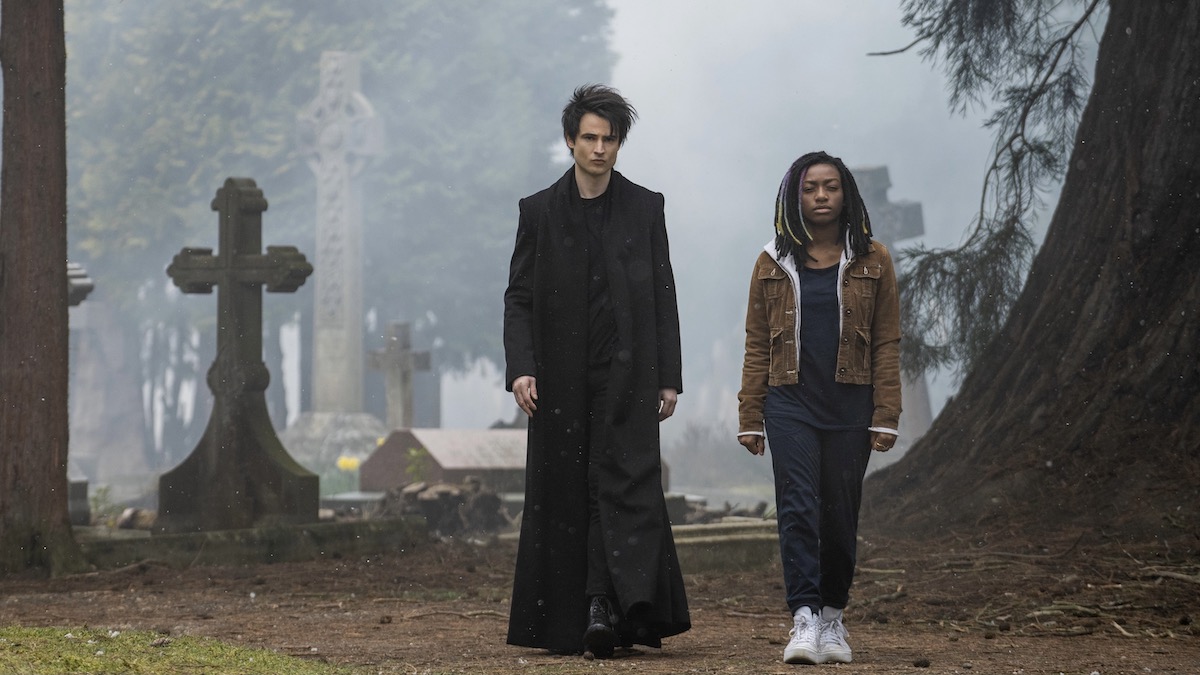 一个男人和年轻女子穿越桑德曼的墓地 - 八月在Netflix上