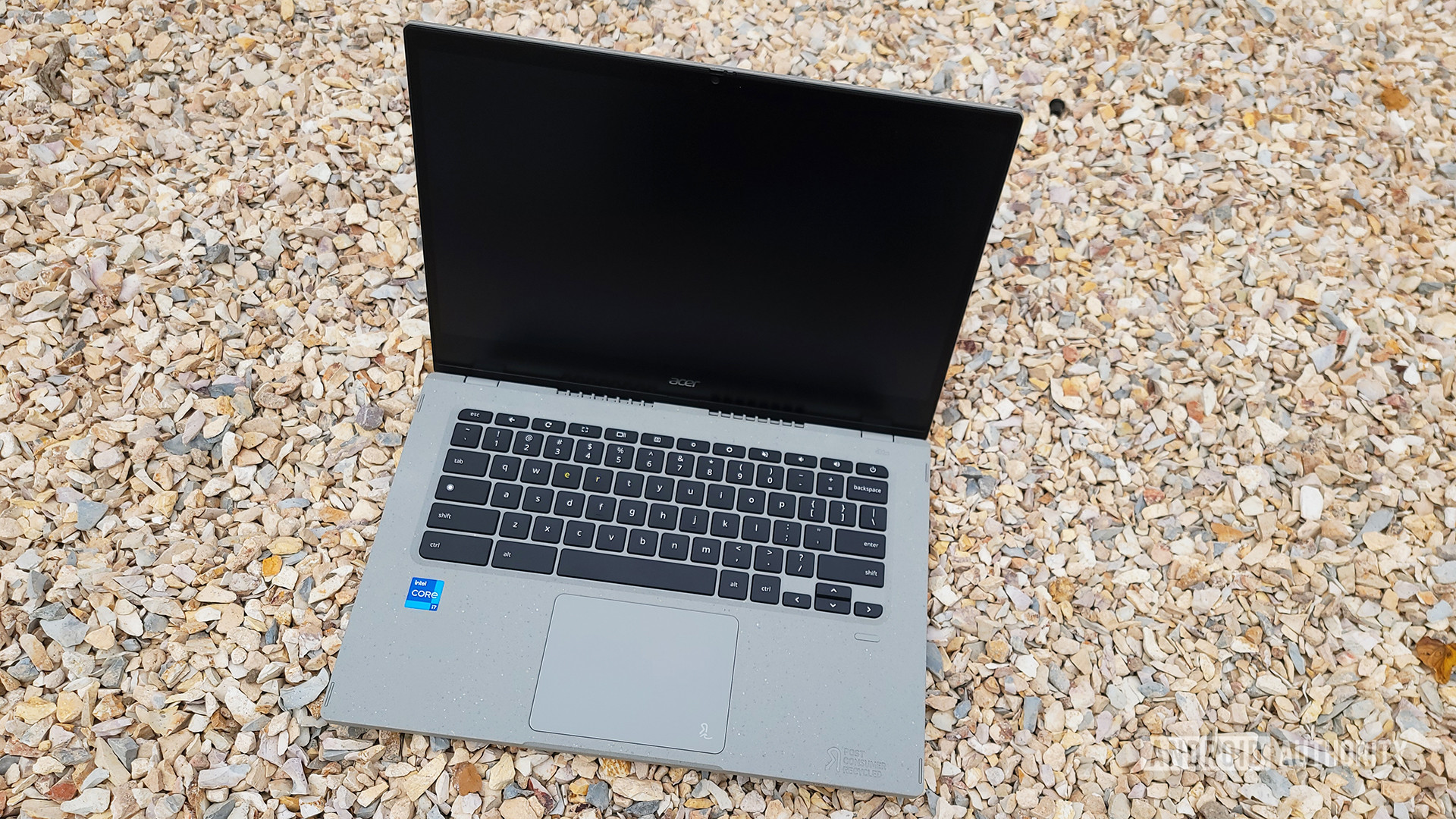 Acer Chromebook Vero 514在砾石上开放